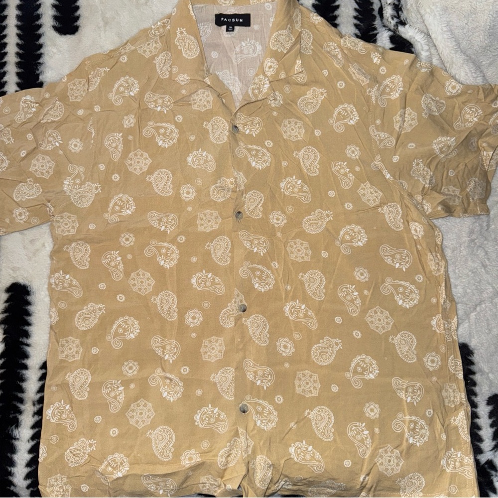 Men’s Paisley Shortsleeved Button Up Size XL Color Cream